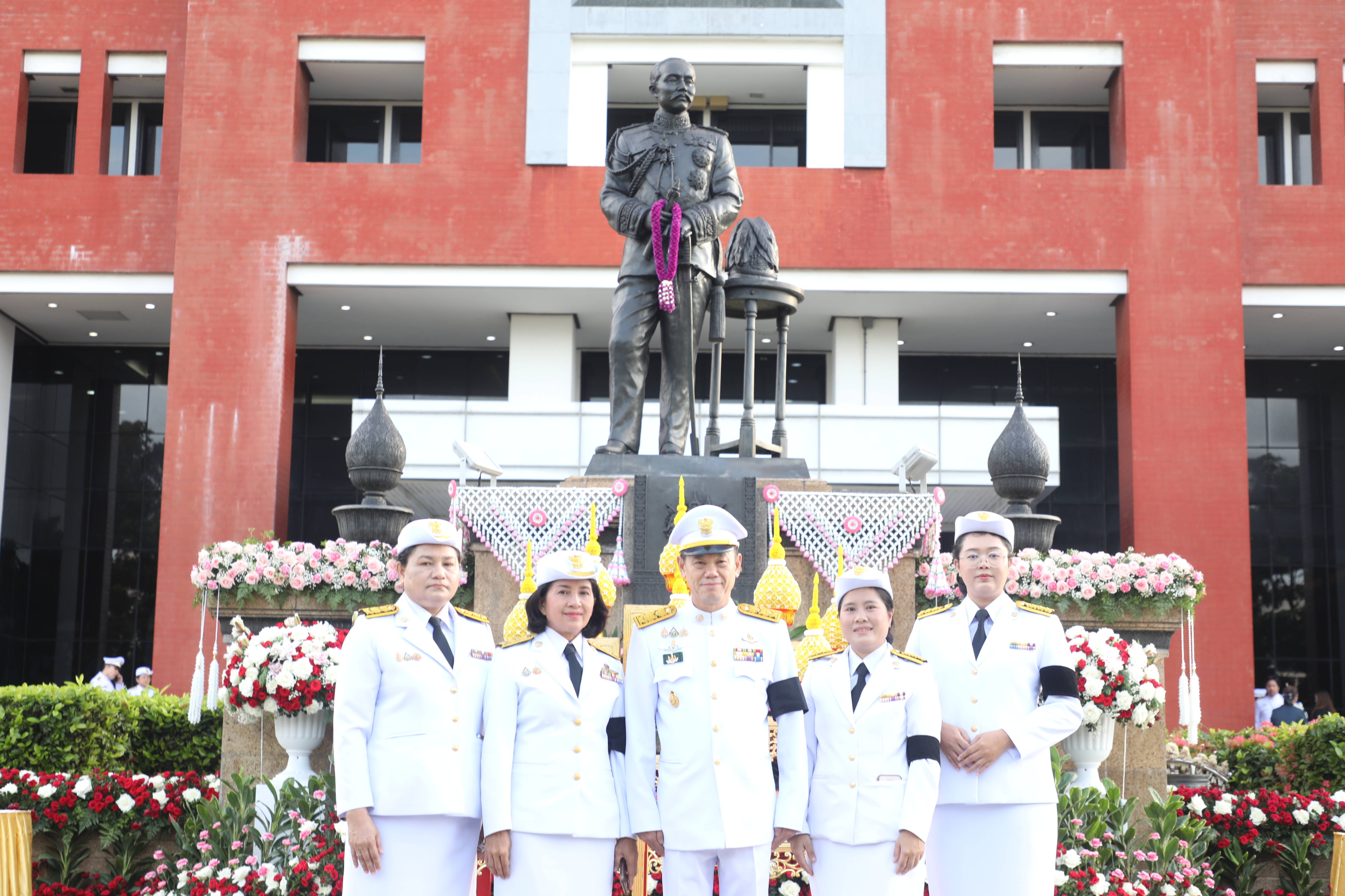title - ส.ป.ก. ร่วมพิธีวางพานพุ่มถวายเครื่องราชสักการะ พระบรมราชานุสาวรีย์พระบาทสมเด็จพระปรมินทร มหาจุฬาลงกรณ์ พระจุลจอมเกล้าเจ้าอยู่หัว เนื่องในวันสื่อสารแห่งชาติ ประจำปี 2569